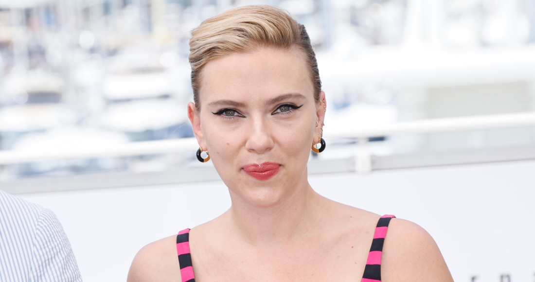 Scarlett Johansson posa para los fotógrafos antes de la proyección de la cinta "Asteroid City" en el 76to festival internacional de Cannes, el 24 de mayo de 2023, en el sur de Francia.