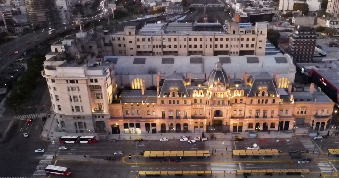 Las paradas de autobús afuera de la Estación Constitución están vacías de pasajeros debido a una huelga general contra las reformas del Presidente Javier Milei en Buenos Aires, Argentina, el jueves 9 de mayo de 2024.