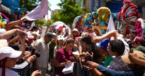 Claudia Sheinabuam Pardo en su visita a Michoacán como parte de su gira presidencial.