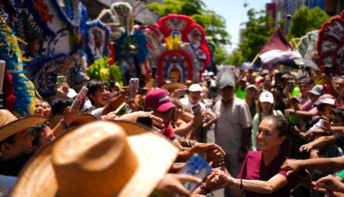 Claudia Sheinabuam Pardo en su visita a Michoacán como parte de su gira presidencial.