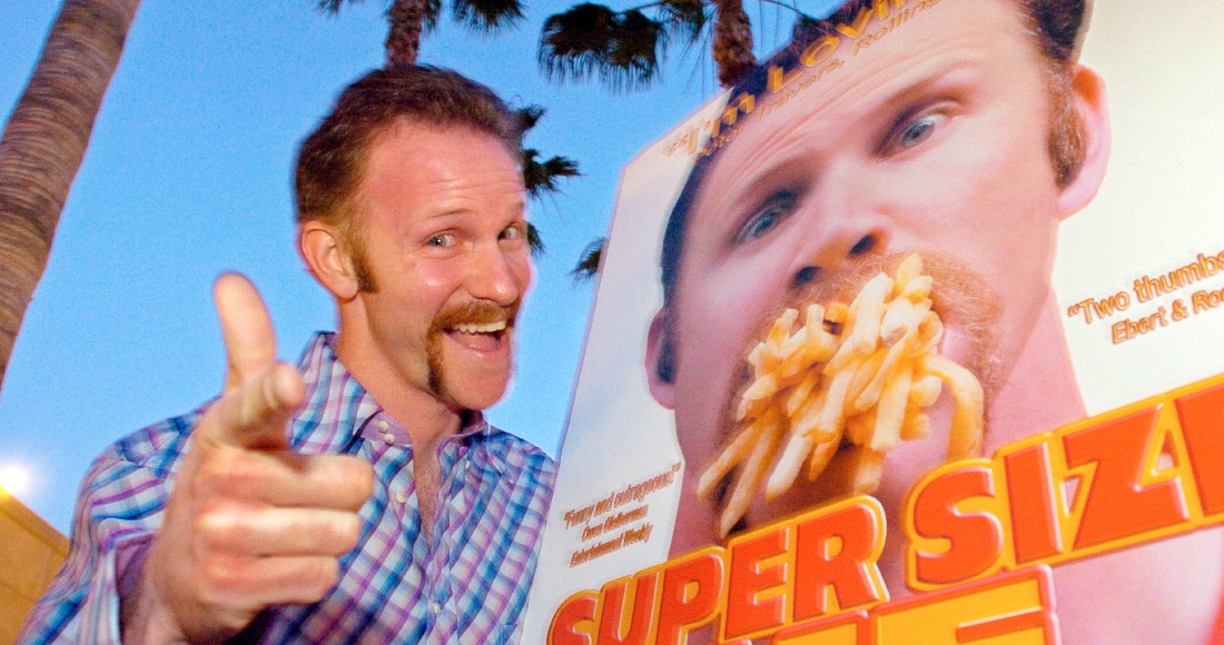 Morgan Spurlock posa en el estreno en Los Ángeles de su película "Super Size Me", el 22 de abril de 2004 por la noche, en la sección Hollywood de Los Ángeles. Spurlock, un nominado al Oscar que hizo de la comida y las dietas estadounidenses el trabajo de su vida, comiendo sólo en McDonald's durante un mes para ilustrar los peligros de una dieta de comida rápida, ha muerto. Tenía 53 años.