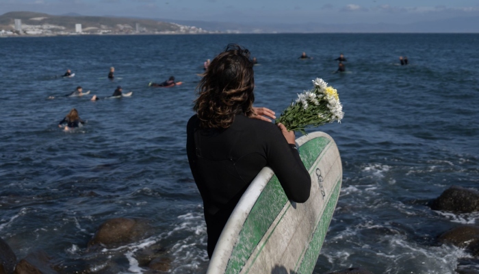 La comunidad surfista de Rosarito y Ensenada, se reunió en la playa de San Miguel en la entrada de Ensenada para realizar un ritual para despedir a los hermanos Robinson y a Jack Carter, quienes desaparecieron hace unos días y fueron encontrados sin vida al interior de un pozo. 