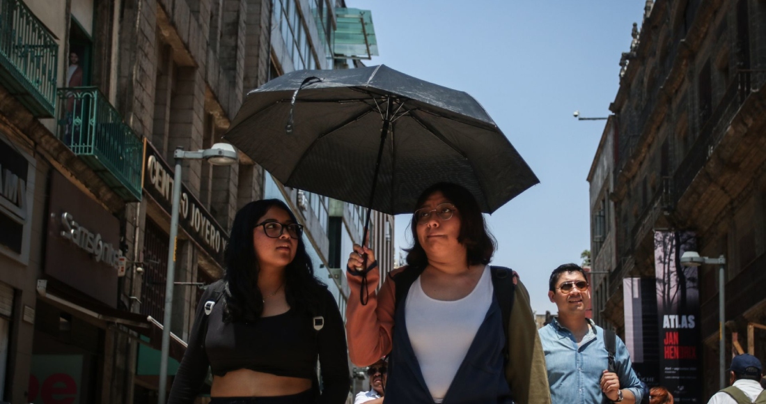 Ante la ola de calor, la Conagua recomiendó a la población tomar medidas preventivas como evitar la exposición prolongada a la radiación solar, hidratarse adecuadamente, poner especial atención a enfermos crónicos, niños y adultos mayores.