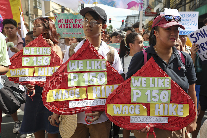 Trabajadores filipinos llevan carteles durante una protesta por el Día del Trabajo cerca del palacio presidencial, en Manila, Filipinas, el miércoles 1 de mayo de 2024.