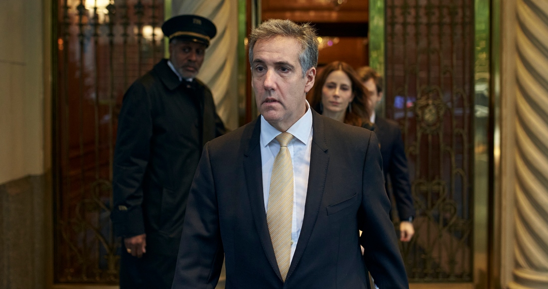 Michael Cohen sale de su edificio de apartamentos camino al tribunal penal de Manhattan, el jueves 16 de mayo de 2024, en Nueva York. 