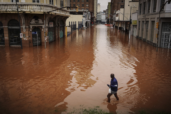 Un hombre camina por una calle inundada debido a las intensas lluvias, el viernes 3 de mayo de 2024, en Porto Alegre, estado de Río Grande do Sul, Brasil.