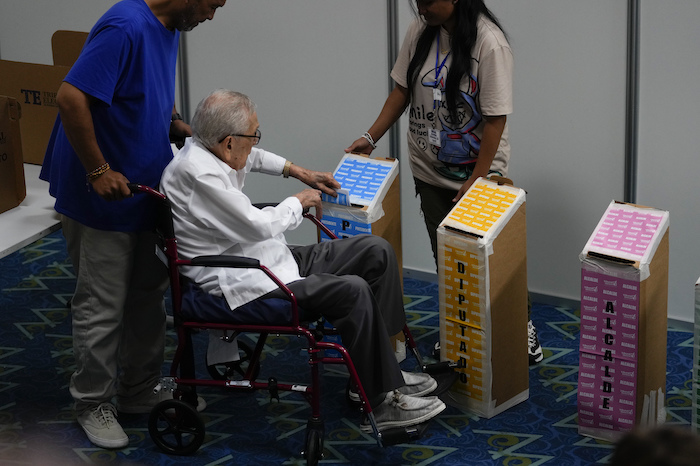 Un hombre vota en las elecciones generales en Ciudad de Panamá, el domingo 5 de mayo de 2024.