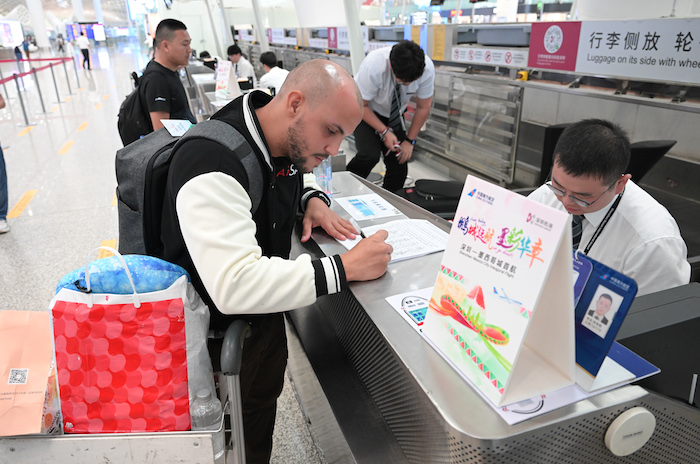 Un pasajero se registra para un vuelo a la Ciudad de México en el Aeropuerto Internacional de Bao'an de Shenzhen, en Shenzhen, en la provincia de Guangdong, en el sur de China, el 11 de mayo de 2024.