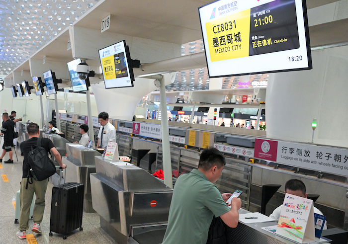 Un pasajero se registra para un vuelo a la Ciudad de México en el Aeropuerto Internacional de Bao'an de Shenzhen, en Shenzhen, en la provincia de Guangdong, en el sur de China, el 11 de mayo de 2024.