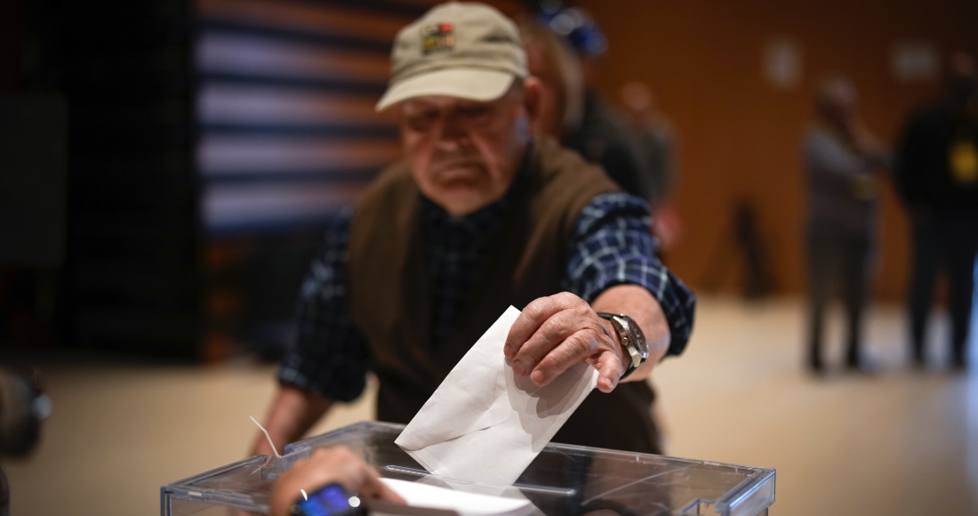 Un votante deposita su boleta en las elecciones regionales de Cataluña en La Roca del Vallès, al norte de Barcelona, España, el domingo 12 de mayo de 2024.