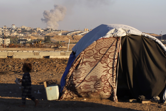 Una columna de humo se alza luego de un ataque aéreo israelí cerca del muro fronterizo entre Egipto y Rafah, en el sur de la Franja de Gaza, el martes 7 de mayo de 2024.