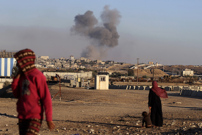 Una columna de humo se levanta tras un ataque aéreo israelí sobre edificios cerca del cerco fronterizo entre Egipto y Rafah, en el sur de la Franja de Gaza, el martes 7 de mayo de 2024.