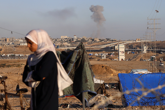 Una nube de humo señala el lugar donde se produjo un ataque aéreo israelí contra edificios cerca del muro que separa Egipto y Rafah, en el sur de Gaza, el 6 de mayo de 2024.