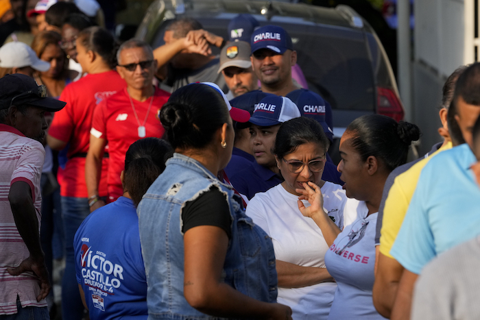 Varias personas hacen fila fuera de un centro de votación en las elecciones generales en Ciudad de Panamá, el domingo 5 de mayo de 2024.