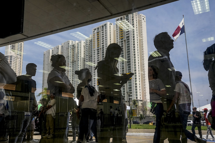 Varias personas hacen fila un centro de votación en las elecciones generales en Ciudad de Panamá, el domingo 5 de mayo de 2024.