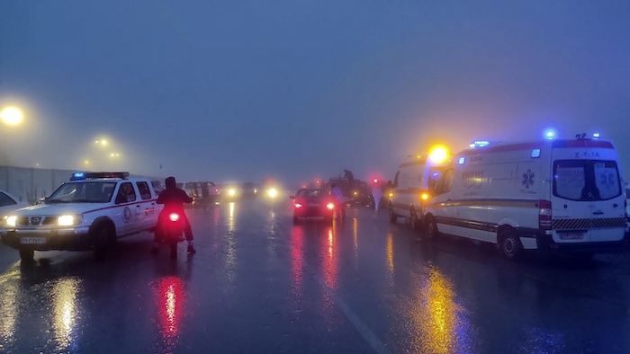 En esta fotografía proporcionada por la Agencia de Noticias Moj se ven vehículos de emergencia cerca del sitio donde se estrelló el helicóptero en que viajaba el Presidente iraní Ebrahim Raisi, el domingo 19 de mayo de 2024, en Varzeqan, en el noroeste de Irán.