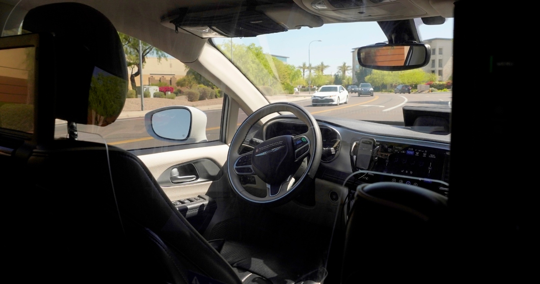 Una camioneta de Waymo se mueve por una calle con el asiento del conductor vacío, en un trayecto de vehículo autónomo con pasajeros el 7 de abril de 2021 en Chandler, Arizona. La agencia de seguridad de autopistas de Estados Unidos abrió otra investigación sobre sistemas de conducción automática, esta vez por choques que implicaban a vehículos autónomos Waymo.