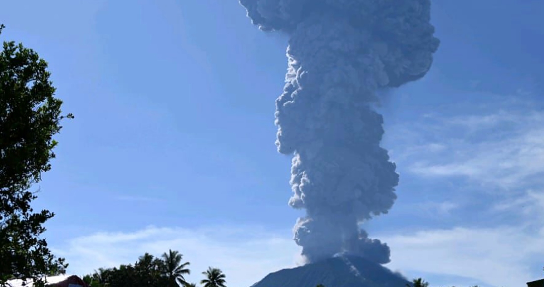 En esta imagen publicada por el Centro de Vulcanología y Alivio de Desastres Geológicos del Ministerio indonesio de Recursos Energéticos y Minerales, el monte Ibu expulsa material volcánico durante una erupción en Halmahera Occidental, Indonesia, el lunes 13 de mayo de 2024.