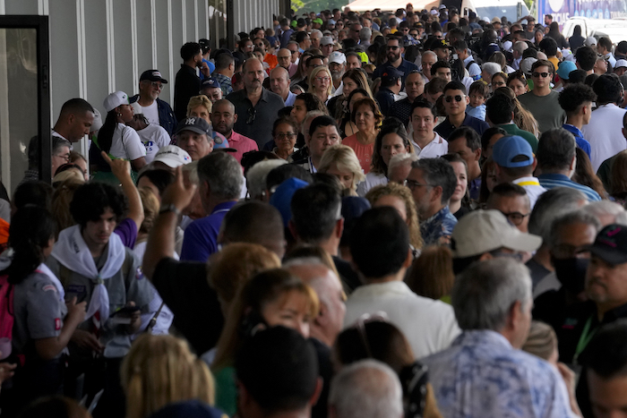 Votantes se acumulan fuera de un centro de votación en las elecciones generales en Ciudad de Panamá, el domingo 5 de mayo de 2024.