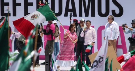 El PAN, PRI y PRD retomaron sus colores este domingo en la concentración de la "Marea Rosa", a la que acudieron miles de personas en el Zócalo de la Ciudad de México, y desde donde Xóchitl Gálvez Ruiz, la candidata presidencial de estos partidos, repitió en más de una ocasión su llamado a defender la "vida, verdad y libertad", valores que la derecha ha empleado en México y otros países, y sostuvo que son tiempos de odio.