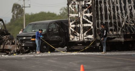 Por la noche y madrugada sujetos armados despojaron a automovilistas y transportistas de sus vehículos y realizaron bloqueos carreteros en por lo menos diez puntos de por lo menos siente municipios en el estado.