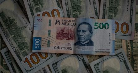 El peso mexicano volvió a depreciarse frente al dólar estadounidense con una caída de 0.6 por ciento, con la atención del mercado puesta en los indicadores de crecimiento económico de Estados Unidos.