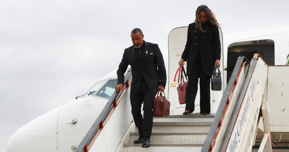 El Vicepresidente de Malaui, Saulos Chilima, izquierda, y su esposa Mary descienden de un avión a su regreso de Corea del Sur, en Lilongüe, Malaui, el doming.o 9 de junio de 2024