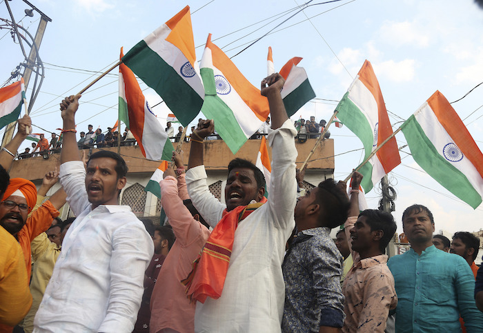 Activistas gritan consignas y ondean banderas indias durante una protesta en Hyderabad, India, el 2 de febrero de 2020.