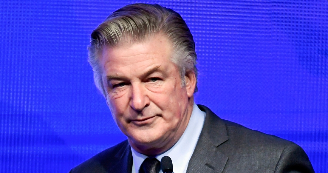 Alec Baldwin es el maestro de ceremonias de la Gala del Premio Robert F. Kennedy Human Rights Ripple of Hope en el hotel New York Hilton Midtown el 9 de diciembre de 2021, en Nueva York. Una jueza negó desestimar el juicio por homicidio involuntario contra el actor y productor por el tiroteo fatal de una directora de fotografía durante un ensayo de la película del oeste "Rust".