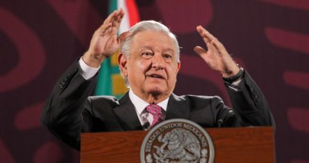 El Presidente Andrés Manuel López Obrador aseguró la mañana de este lunes que la lección de la elección del pasado 2 de junio es que en una auténtica democracia, el pueblo manda y decide, no una minoría. Por ello, pidió hacer un ejercicio de autocrítica sobre lo ocurrido en las urnas.