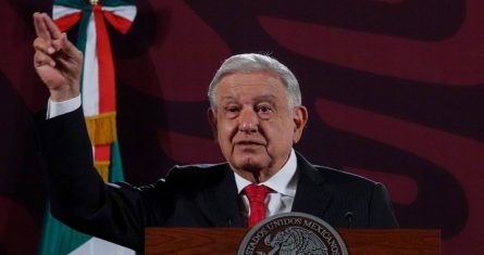 El Presidente Andrés Manuel López Obrador celebró la mañana de este martes los resultados de las tres encuestas que se realizaron el fin de semana a nivel nacional para saber si la gente está de acuerdo con la reforma al Poder Judicial que se enviará al Congreso de la Unión en septiembre, la cual propone que juezas, jueces, magistradas, magistrados, ministras y ministros sean electos a través del voto directo del pueblo.