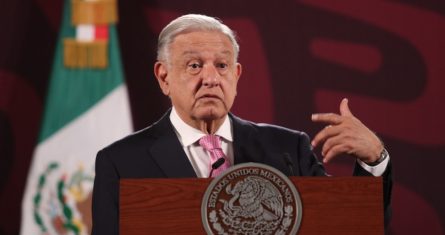 El Presidente Andrés Manuel López Obrador pidió a las y los trabajadores del Poder Judicial de la Federación (PJF) que no se dejen engañar porque la reforma que impulsa no afecta ninguno de sus derechos; sino que por el contrario, pues les traería beneficios al desterrar el influyentismo, el nepotismo, la imposición y la corrupción.