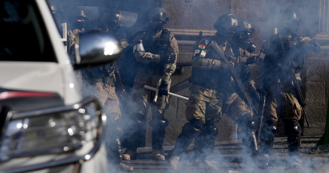 La policía militar se encuentra en medio de gases lacrimógenos que dispararon frente al Palacio Presidencial en la Plaza Murillo en La Paz, Bolivia, el miércoles 26 de junio de 2024.