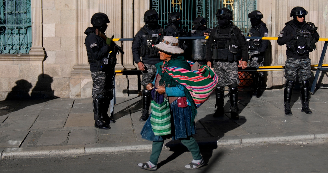 La policía custodia el Palacio de Gobierno el día después de que un alto General del ejército llevó a algunos soldados a asaltar el edificio en La Paz, Bolivia, el jueves 27 de junio de 2024. 