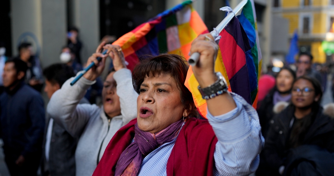 Una partidaria del Presidente de Bolivia, Luis Arce, entra en la plaza Murillo tras un golpe fallido en La Paz, Bolivia, el miércoles 26 de junio de 2024. La calma regresó el jueves a las calles de La Paz-Bolivia horas después de un fallido golpe militar en contra del presidente Luis Arce que sumó al país en la incertidumbre y el caos político.