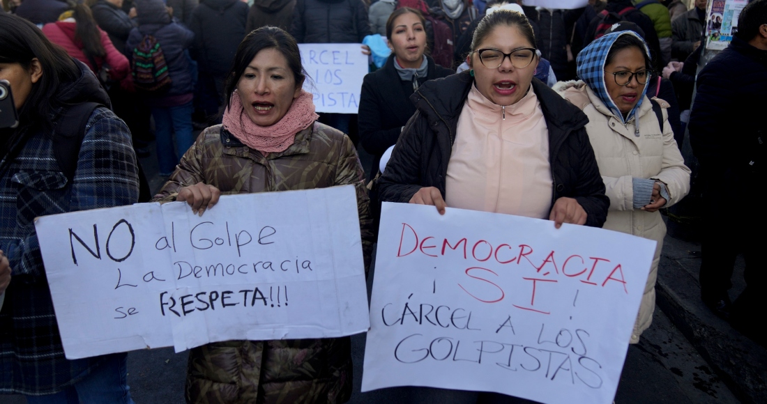 Partidarios del Presidente boliviano Luis Arce protestan contra Juan José Zúñiga, un ex alto general del ejército que dirigió a algunos soldados para asaltar el palacio presidencial, frente a las oficinas de la policía en La Paz, Bolivia, el jueves 27 de junio de 2024. 