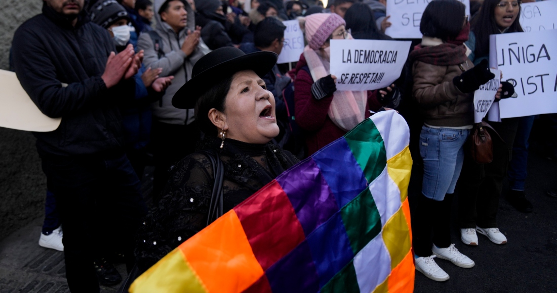 Alicia Chura, partidaria del Presidente boliviano Luis Arce, grita contra Juan José Zúñiga, un ex alto general del ejército que dirigió a algunos soldados para asaltar el palacio presidencial, frente a las oficinas de la policía en La Paz, Bolivia, el jueves 27 de junio de 2024