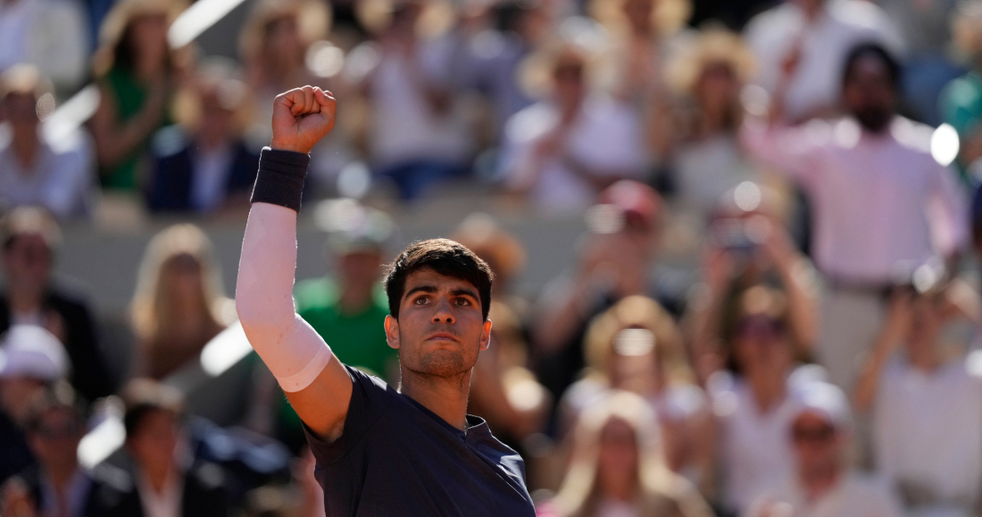 Carlos Alcaraz durante la semifinal contra Jannik Sinner en el Abierto de Francia, el viernes 7 de junio de 2024.