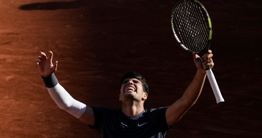 Carlos Alcaraz celebra su victoria ante Jannik Sinner en las semifinales del Abierto de Francia, el viernes 7 de junio de 2024. 