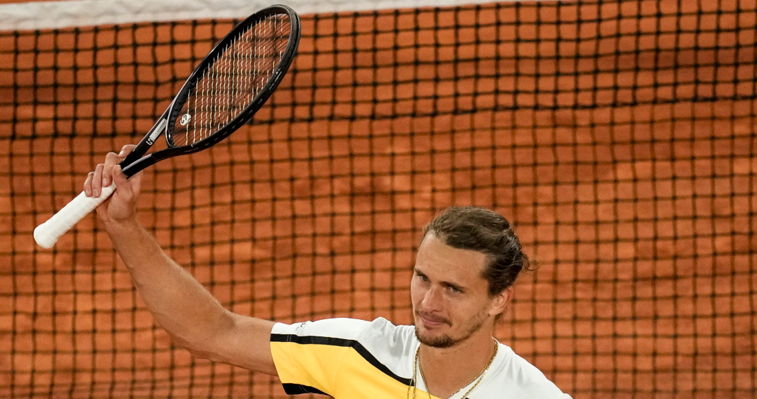 El alemán Alexander Zverev celebra tras ganar su partido de semifinales del Abierto de Francia contra el noruego Casper Ruud en el estadio Roland Garros de París, el viernes 7 de junio de 2024. 