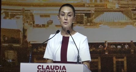 Claudia Sheinbaum Pardo, virtual Presidenta electa de México, exigió este martes compromiso, unidad, austeridad y humildad a las y los legisladores federales electos de la coalición Sigamos Haciendo Historia, quienes tendrán una gran responsabilidad para dar continuidad al proyecto de la Cuarta Transformación (4T) en la próxima Legislatura.