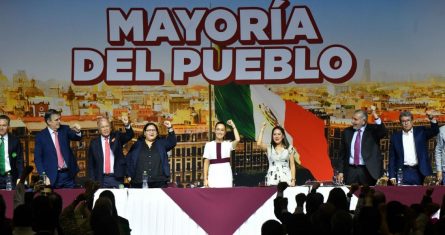 Claudia Sheinbaum Pardo, virtual Presidenta electa de México, exigió este martes compromiso, unidad, austeridad y humildad a las y los legisladores federales electos de la coalición Sigamos Haciendo Historia, quienes tendrán una gran responsabilidad para dar continuidad al proyecto de la Cuarta Transformación (4T) en la próxima Legislatura.