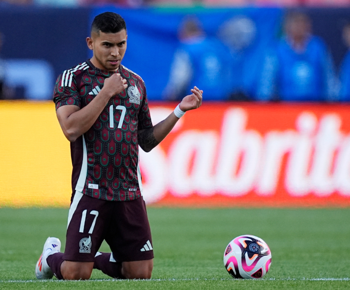 El volante de México, Orbelín Pineda, previo a un partido amistoso ante Uruguay el miércoles, 5 de junio de 2024, en Denver. 