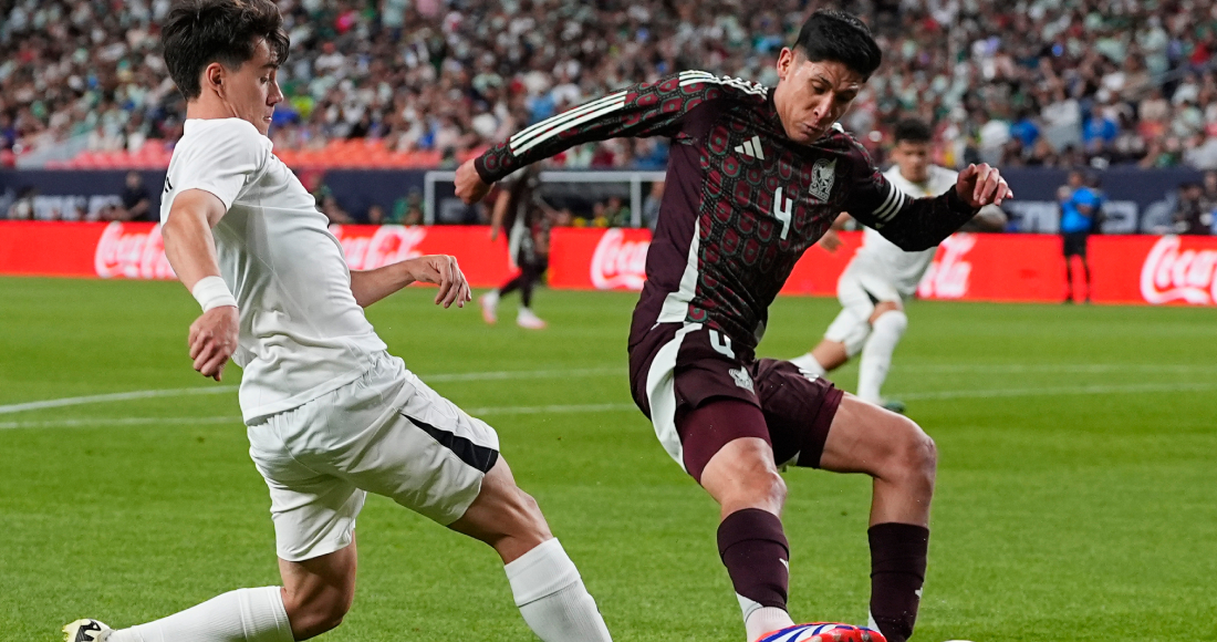 El delantero de Uruguay Facundo Pellistri, izquierda, lucha por la pelota contra el volante mexicano Edson Álvarez en un partido amistoso internacional, miércoles 5 de junio de 2024, en Denver.