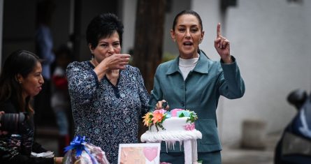 La virtual Presidenta electa, Claudia Sheinbaum Pardo, fue celebrada hoy en su cumpleaños por vecinos de su Casa de Transición.