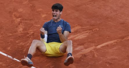 El español Carlos Alcaraz celebra tras ganar la final masculina del Abierto de Francia al vencer al alemán Alxander Zverev el domingo 9 de junio del 2024.