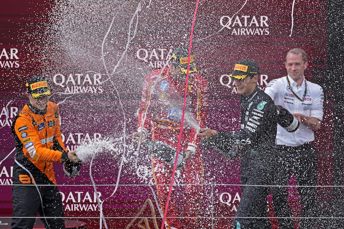 El piloto de Mercedes, George Russell, celebra en el podio con Oscar Piastri, segundo, de McLaren, y Carlos Sainz Jr., tercero, de Ferrari, tras ganar el Gran Premio de Austria en el Red Bull Ring el domingo 30 de junio del 2024.