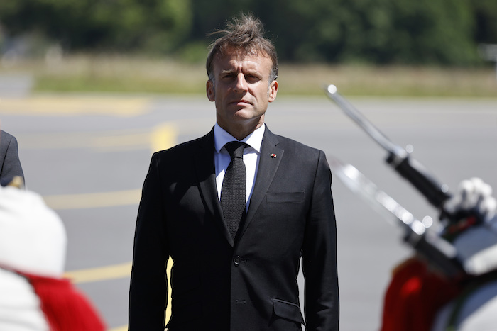 El Presidente francés Emmanuel Macron acude a una ceremonia en recuerdo de la Masacre de Oradour-sur-Glane, ocurrida durante la Segunda Guerra Mundial, en Oradour-sur-Glane, Francia, el lunes 10 de junio de 2024.