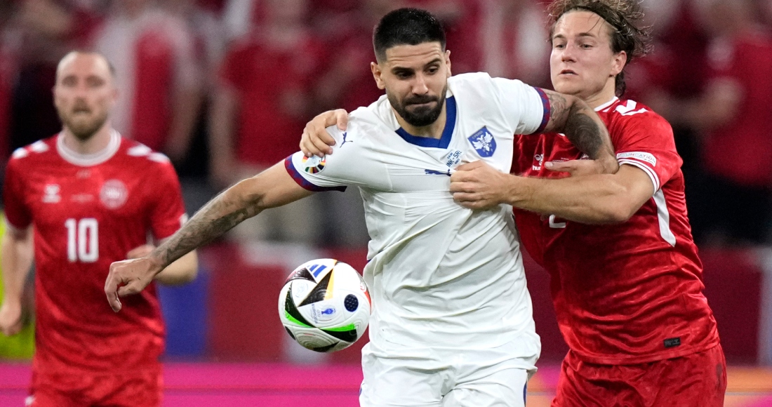 El serbio Aleksandar Mitrovic, centro, lucha por el balón contra el danés Joachim Andersen, a la derecha, durante un partido del Grupo C entre Dinamarca y Serbia en la Eurocopa 2024 en Múnich, Alemania, el martes 25 de junio de 2024. 