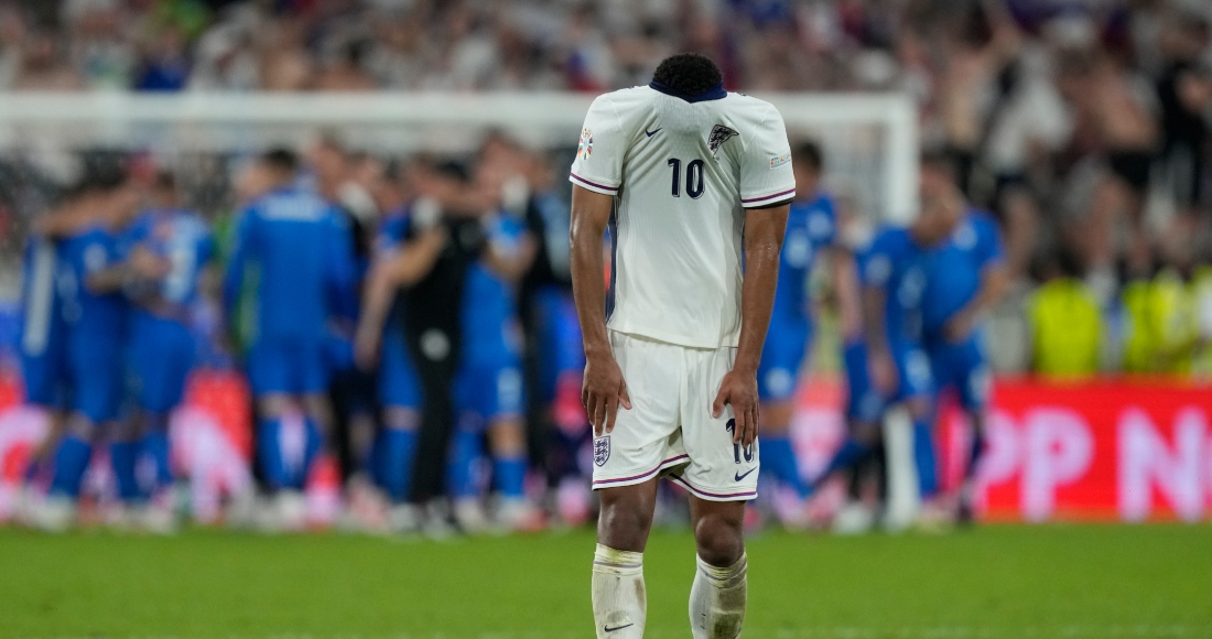 Jude Bellingham, de Inglaterra, se lamenta al final de un partido de la Eurocopa ante Eslovenia, el martes 25 de junio de 2024, en Colonia, Alemania. 